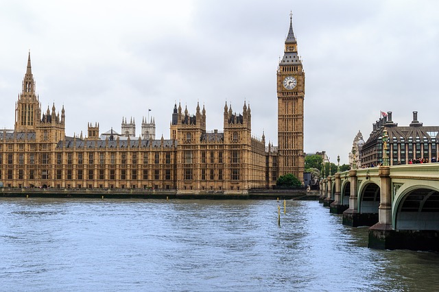 Westminsterský palác v Londýne - sídlo parlamentu Spojeného kráľovstva Veľkej Británie a Severného Írska